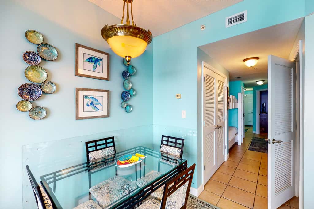 Spacious Gulf-front condo with beach access, pool & hot tub - great location