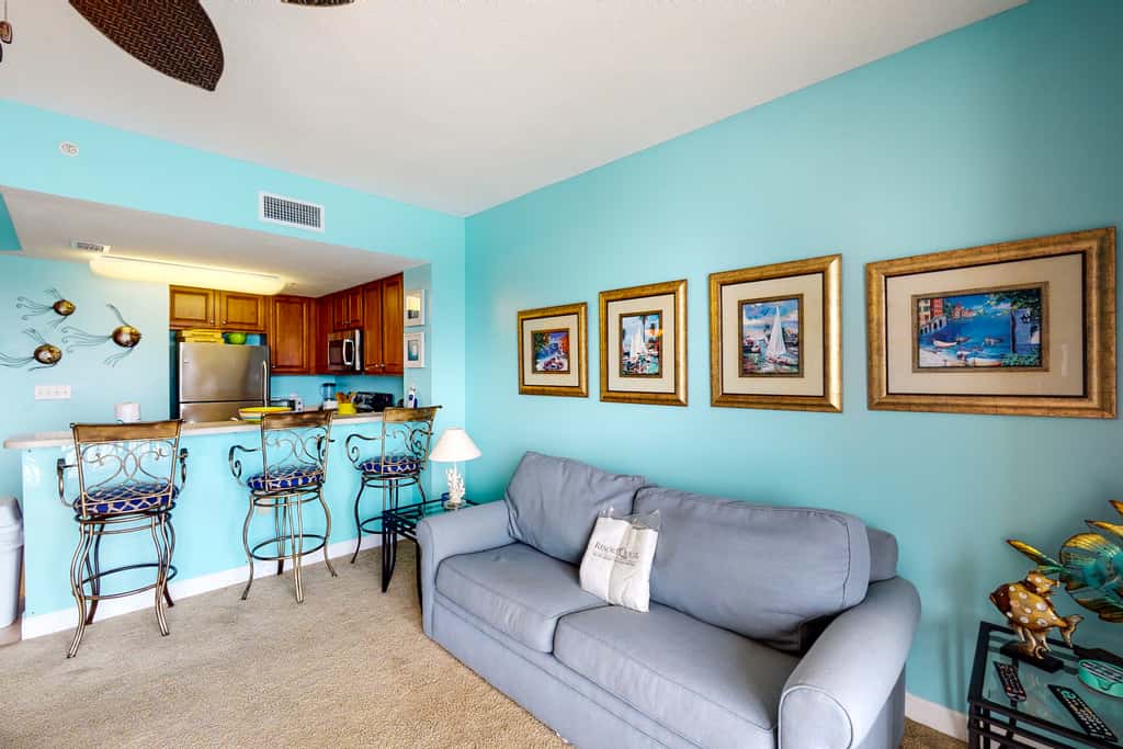 Spacious Gulf-front condo with beach access, pool & hot tub - great location