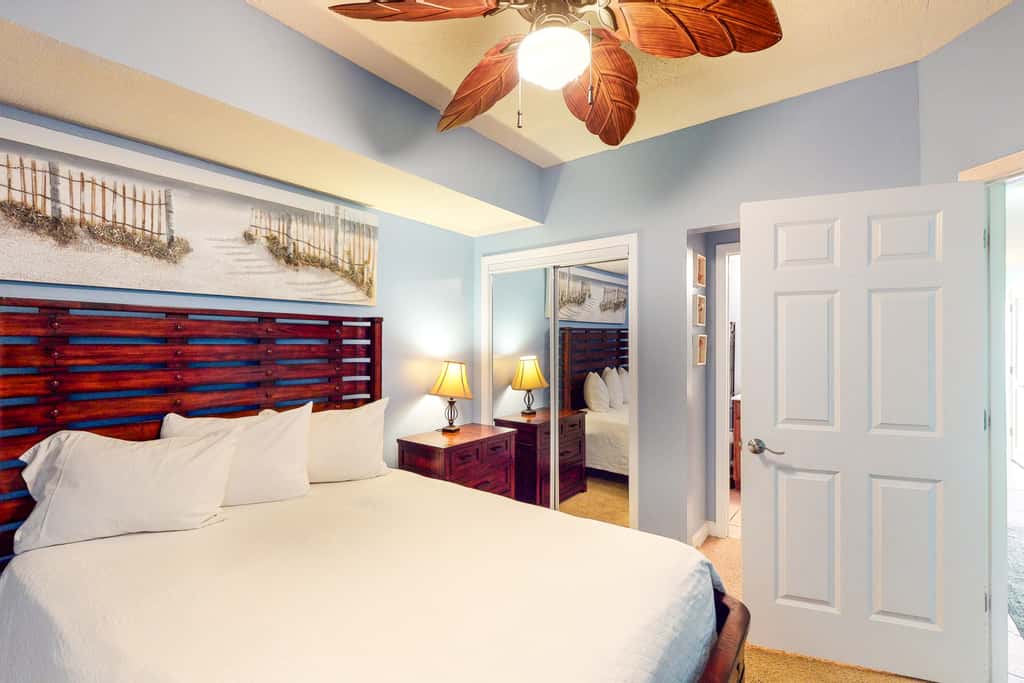 Spacious Gulf-front condo with beach access, pool & hot tub - great location