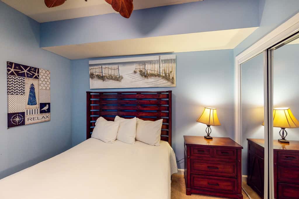 Spacious Gulf-front condo with beach access, pool & hot tub - great location
