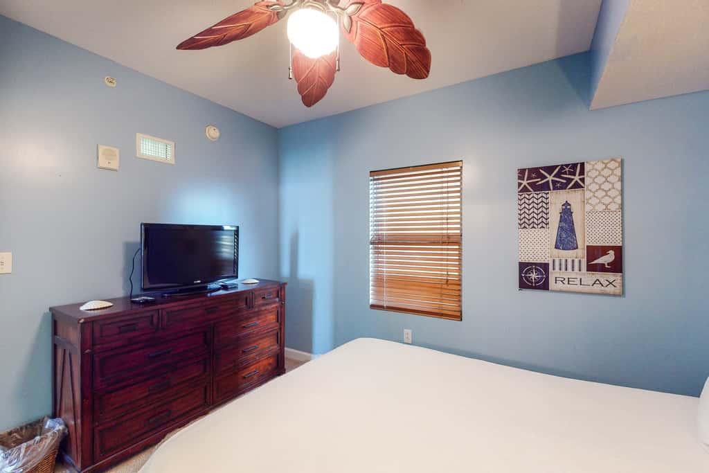 Spacious Gulf-front condo with beach access, pool & hot tub - great location