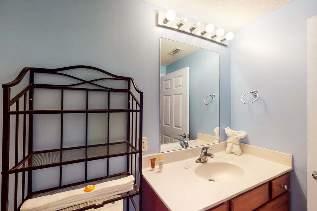 Spacious Gulf-front condo with beach access, pool & hot tub - great location