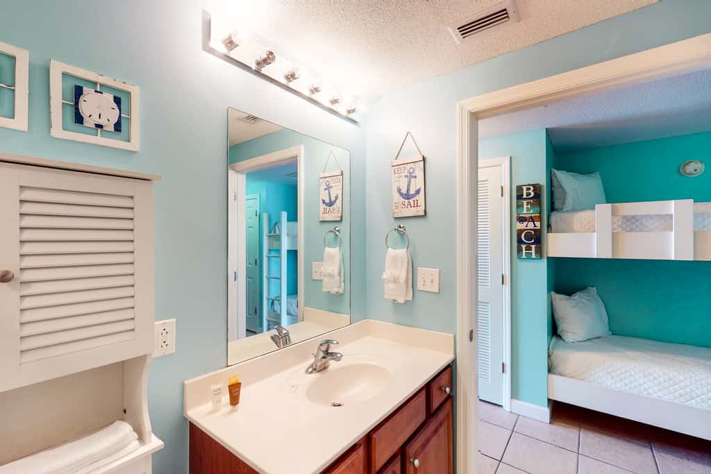 Spacious Gulf-front condo with beach access, pool & hot tub - great location
