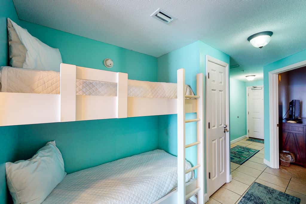 Spacious Gulf-front condo with beach access, pool & hot tub - great location