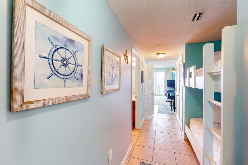 Spacious Gulf-front condo with beach access, pool & hot tub - great location