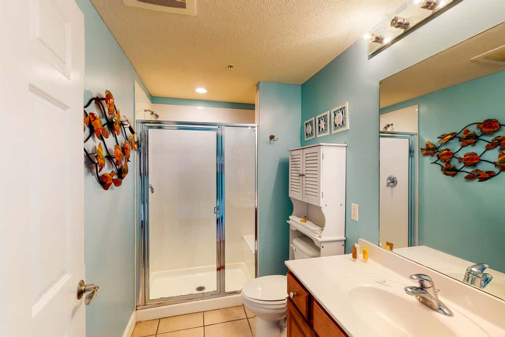 Spacious Gulf-front condo with beach access, pool & hot tub - great location