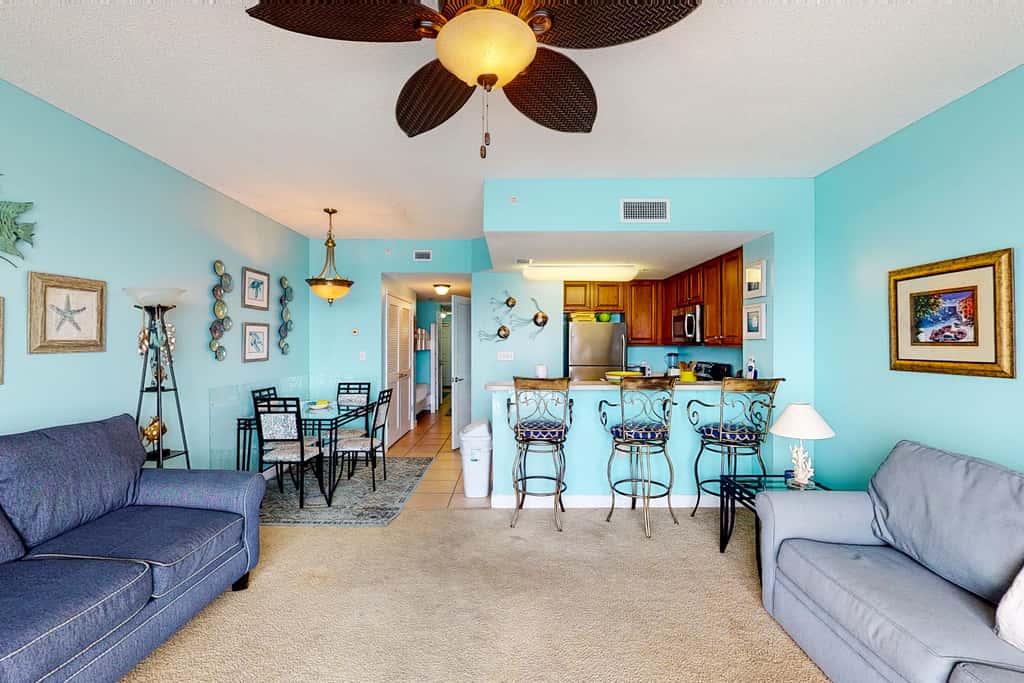 Spacious Gulf-front condo with beach access, pool & hot tub - great location
