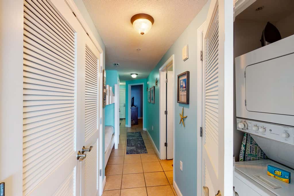 Spacious Gulf-front condo with beach access, pool & hot tub - great location