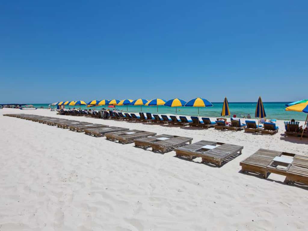Spacious Gulf-front condo with beach access, pool & hot tub - great location