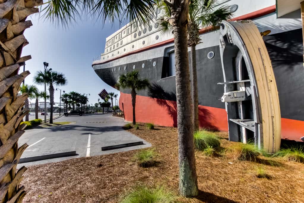 Spacious Gulf-front condo with beach access, pool & hot tub - great location