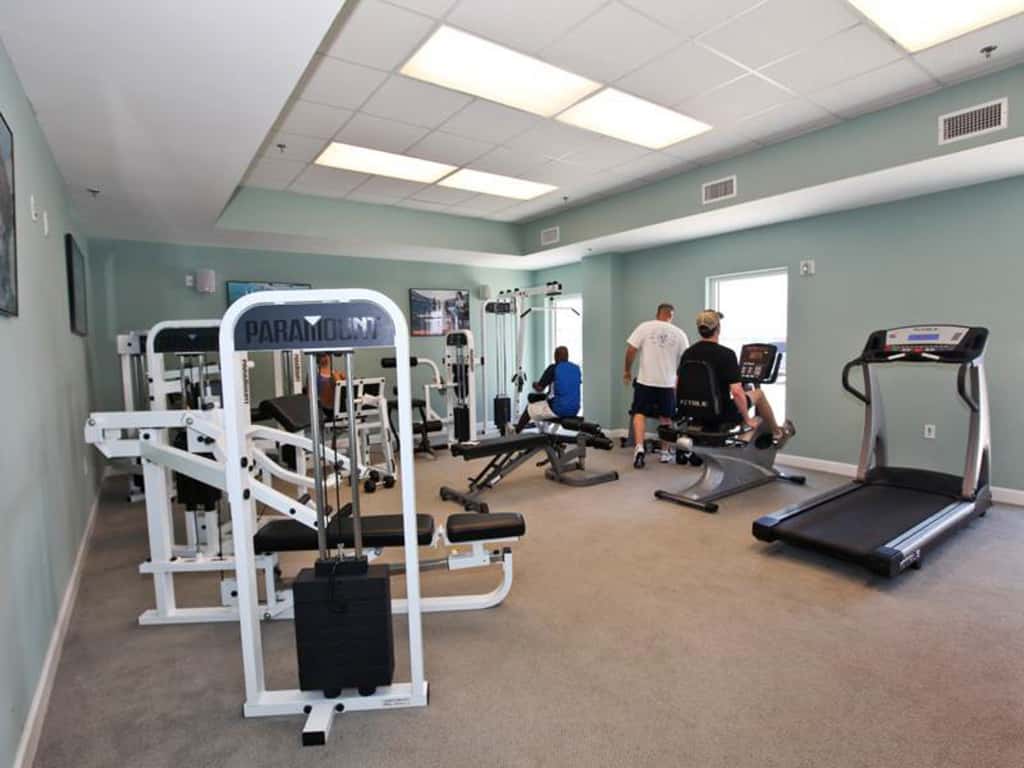 Spacious Gulf-front condo with beach access, pool & hot tub - great location