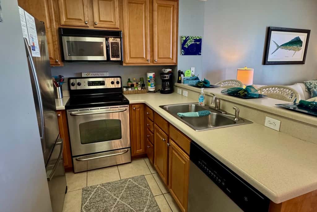 Gorgeous beachfront condo, shared pool and beach access