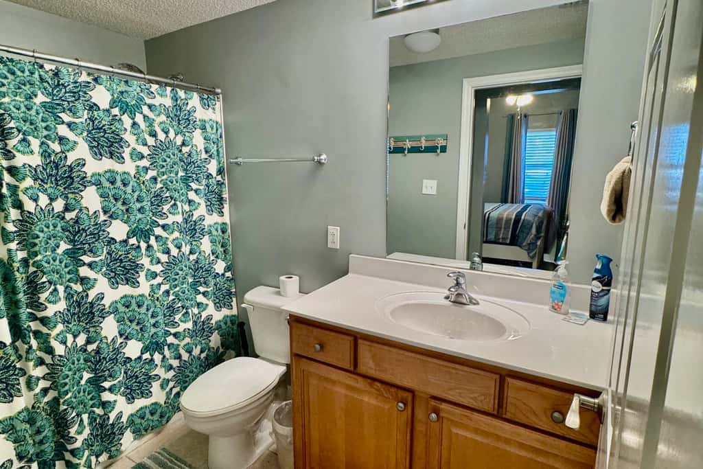 Gorgeous beachfront condo, shared pool and beach access