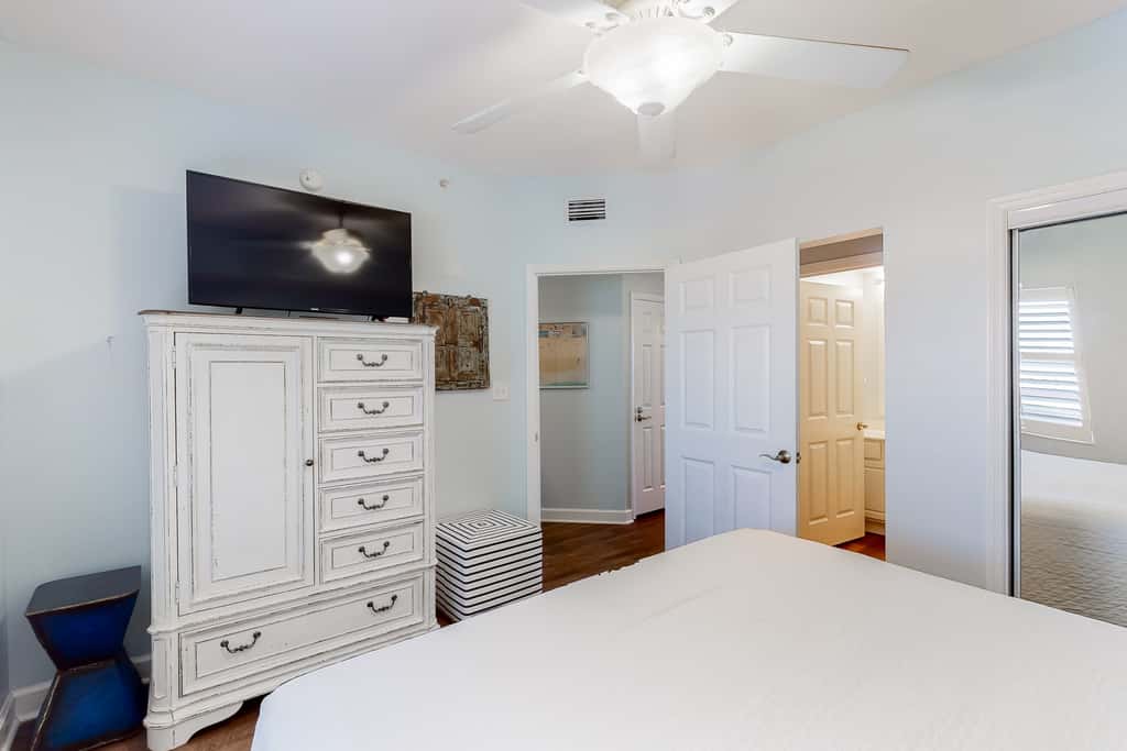 Fun beach getaway with beautiful views, pools, hot tub & beach access