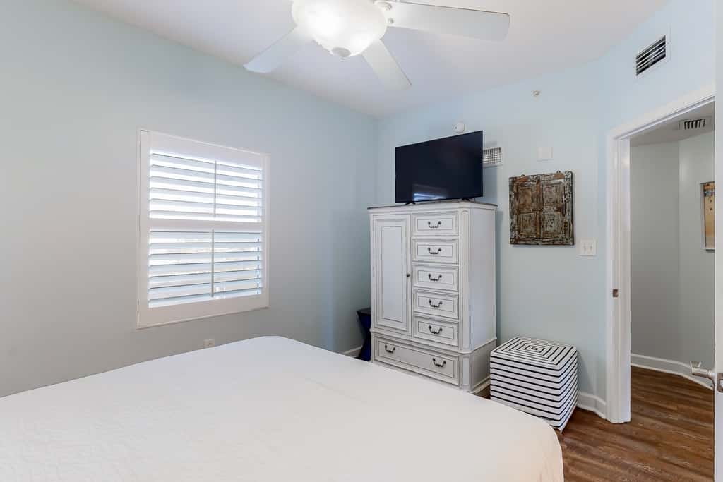 Fun beach getaway with beautiful views, pools, hot tub & beach access