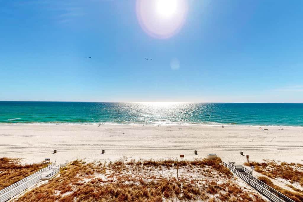 Sixth-floor oceanfront condo with spacious balcony, WiFi, shared pool & hot tub