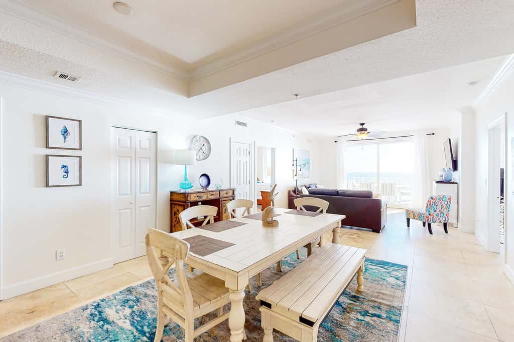 Sixth-floor oceanfront condo with spacious balcony, WiFi, shared pool & hot tub