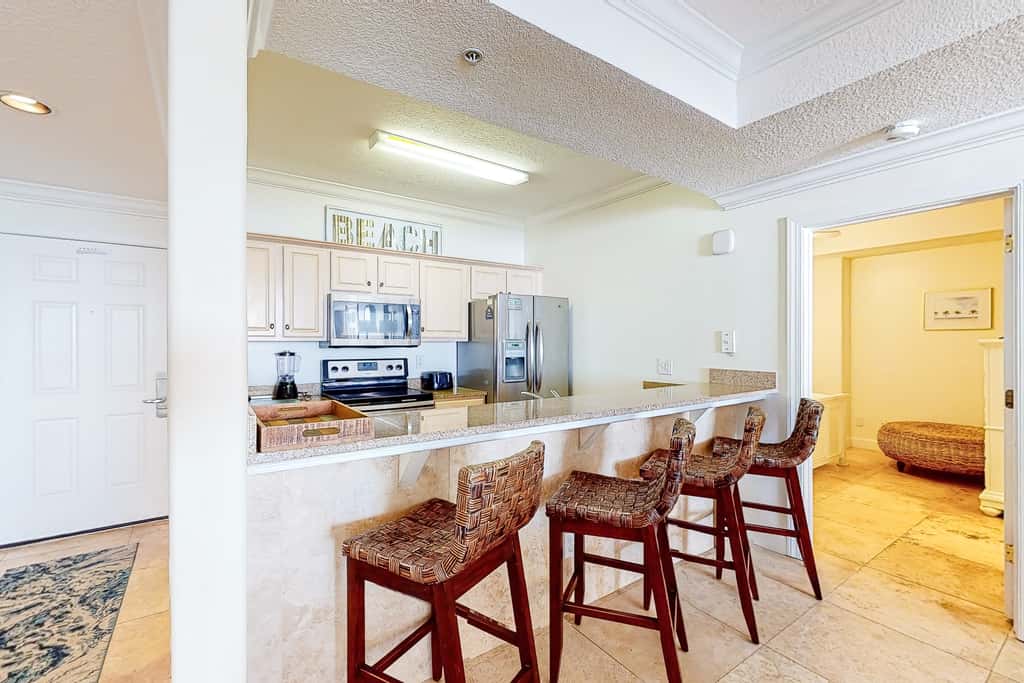 Sixth-floor oceanfront condo with spacious balcony, WiFi, shared pool & hot tub