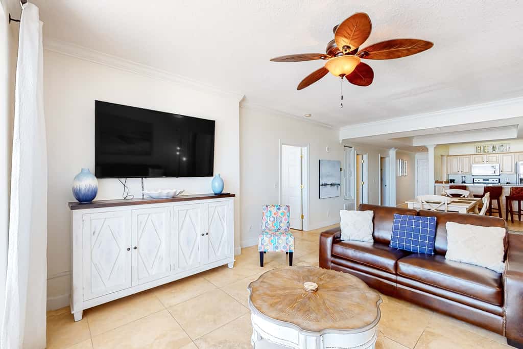 Sixth-floor oceanfront condo with spacious balcony, WiFi, shared pool & hot tub