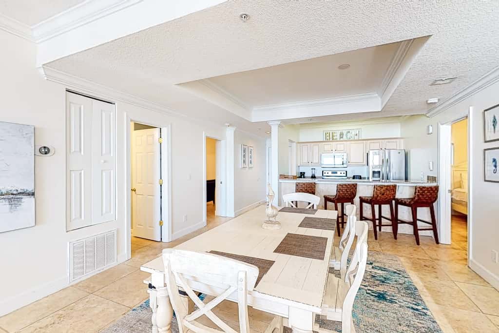 Sixth-floor oceanfront condo with spacious balcony, WiFi, shared pool & hot tub