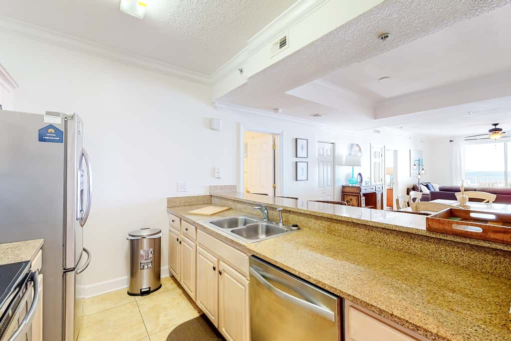 Sixth-floor oceanfront condo with spacious balcony, WiFi, shared pool & hot tub
