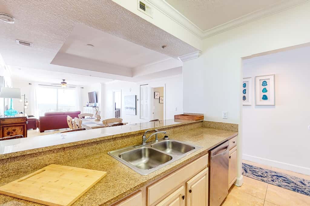 Sixth-floor oceanfront condo with spacious balcony, WiFi, shared pool & hot tub