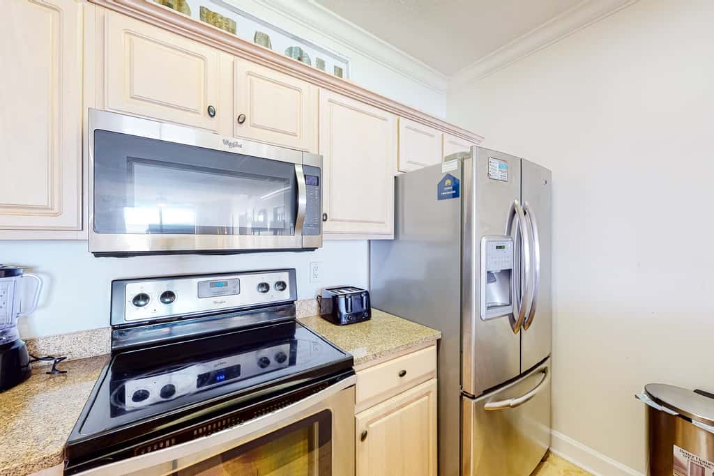 Sixth-floor oceanfront condo with spacious balcony, WiFi, shared pool & hot tub