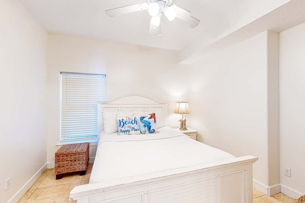 Sixth-floor oceanfront condo with spacious balcony, WiFi, shared pool & hot tub