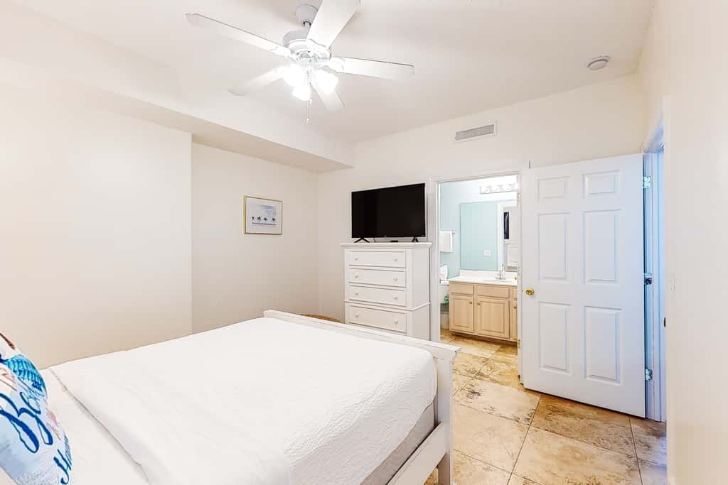 Sixth-floor oceanfront condo with spacious balcony, WiFi, shared pool & hot tub