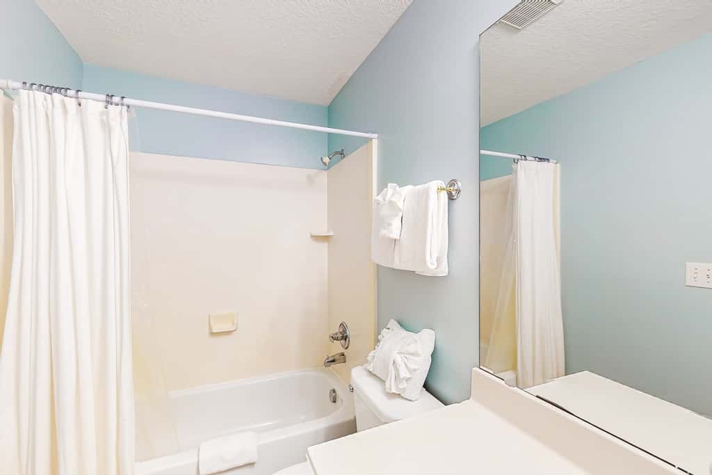 Sixth-floor oceanfront condo with spacious balcony, WiFi, shared pool & hot tub