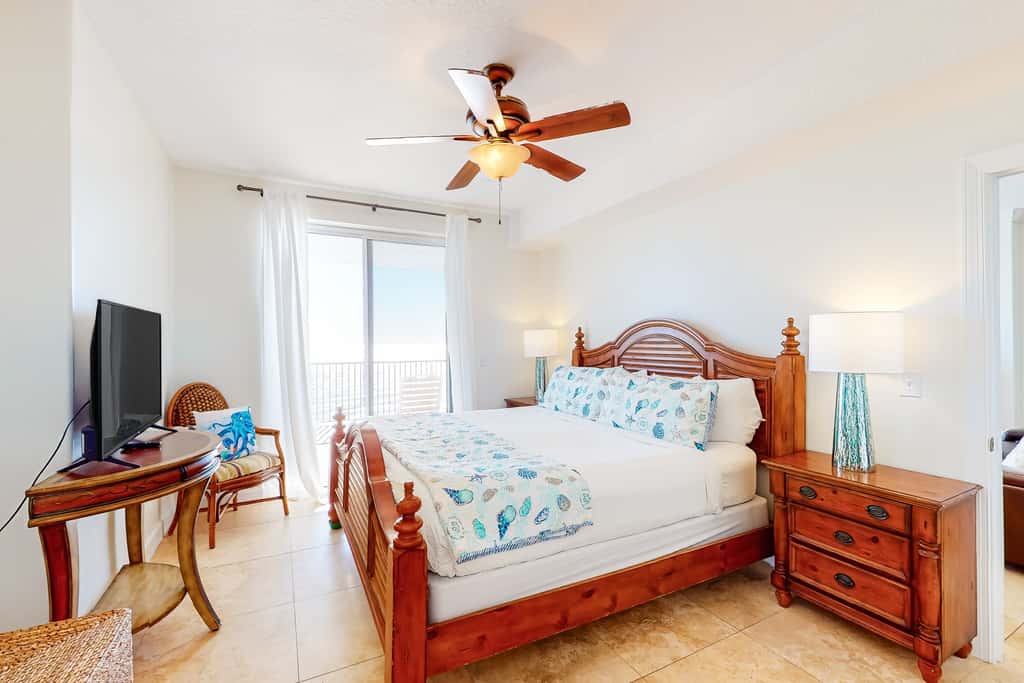 Sixth-floor oceanfront condo with spacious balcony, WiFi, shared pool & hot tub