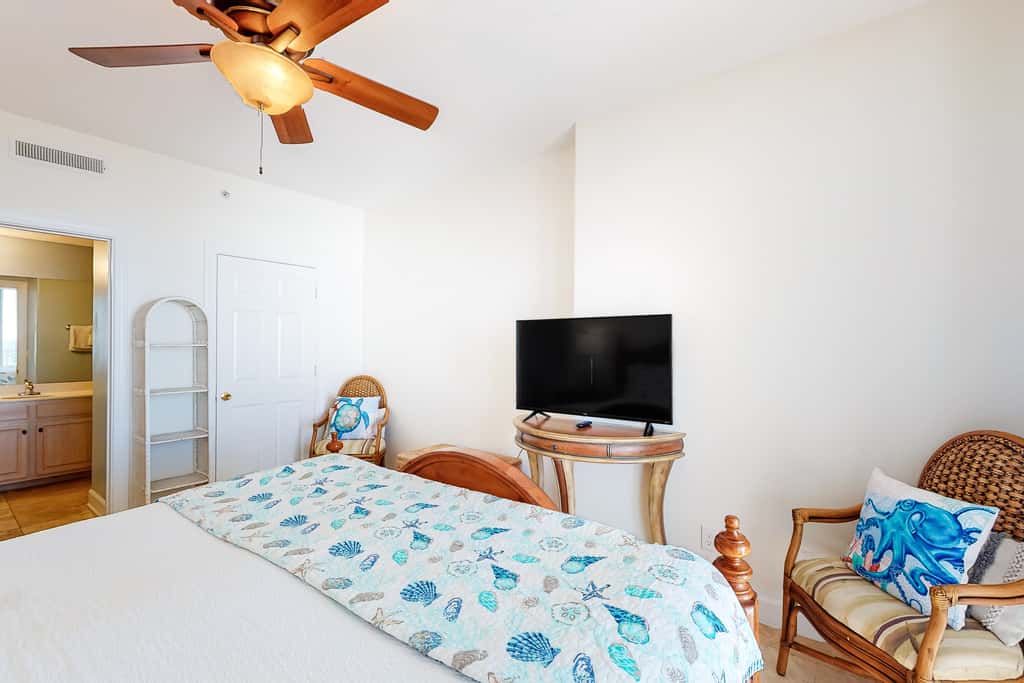 Sixth-floor oceanfront condo with spacious balcony, WiFi, shared pool & hot tub