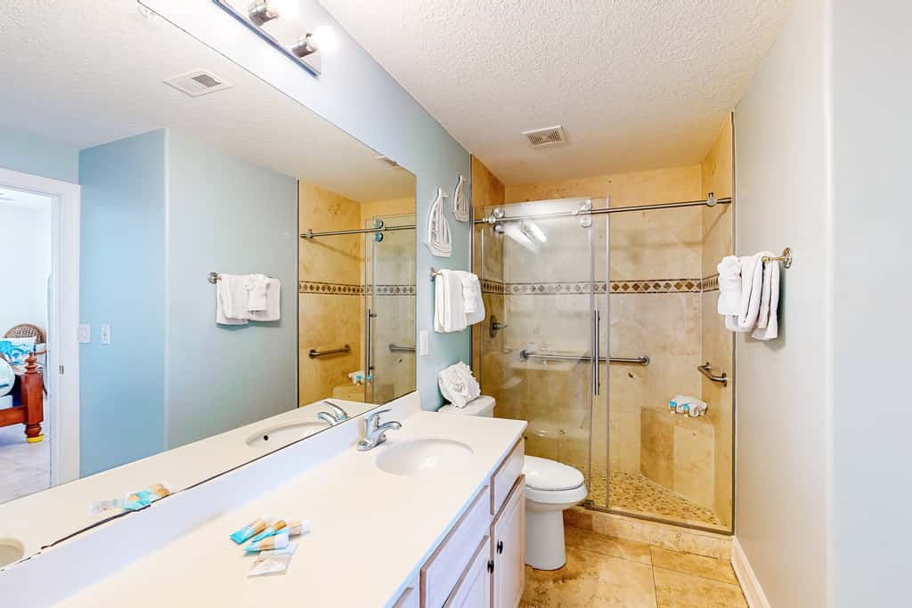 Sixth-floor oceanfront condo with spacious balcony, WiFi, shared pool & hot tub