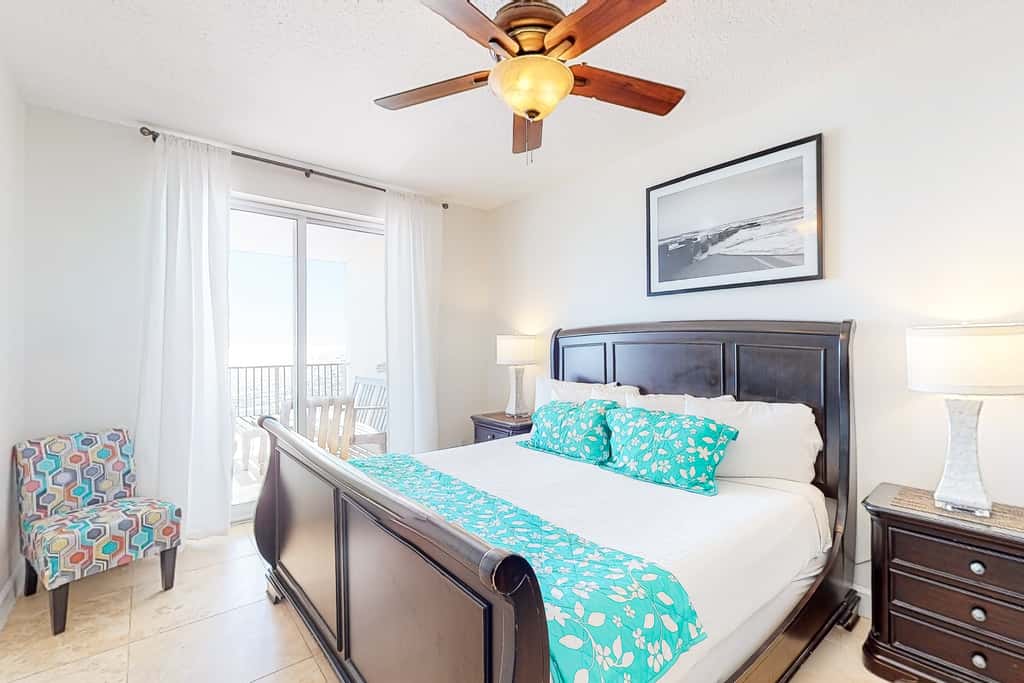 Sixth-floor oceanfront condo with spacious balcony, WiFi, shared pool & hot tub