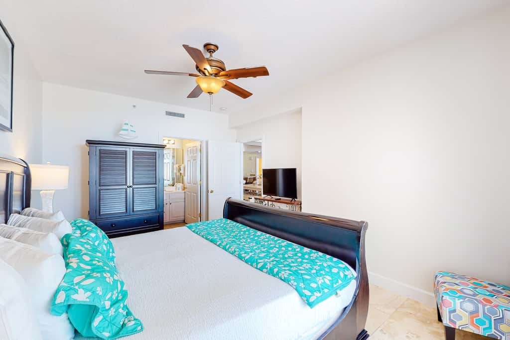 Sixth-floor oceanfront condo with spacious balcony, WiFi, shared pool & hot tub