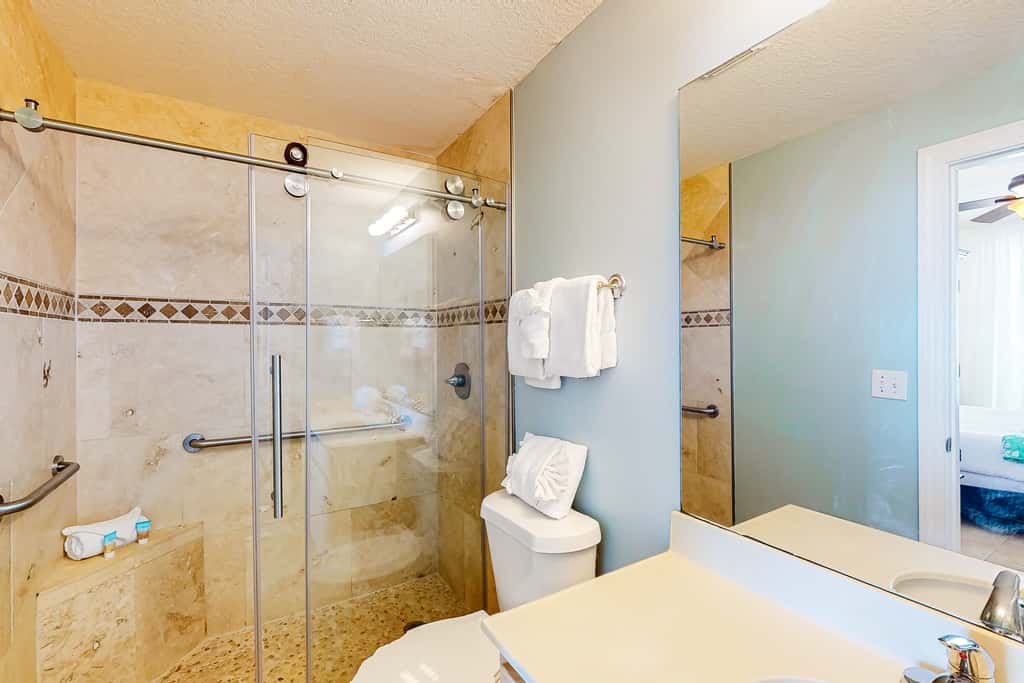 Sixth-floor oceanfront condo with spacious balcony, WiFi, shared pool & hot tub
