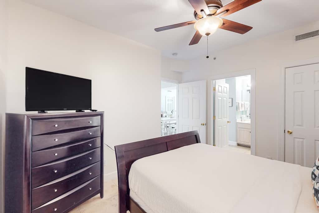 Sixth-floor oceanfront condo with spacious balcony, WiFi, shared pool & hot tub