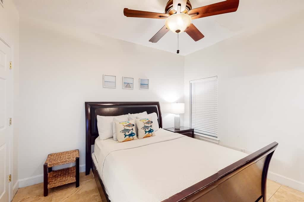 Sixth-floor oceanfront condo with spacious balcony, WiFi, shared pool & hot tub