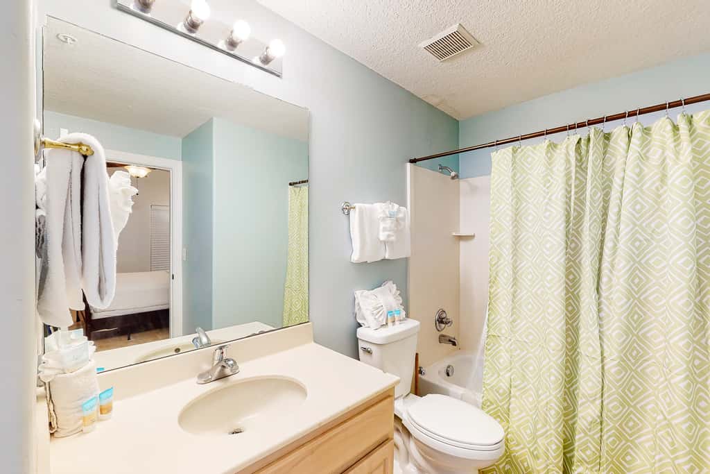 Sixth-floor oceanfront condo with spacious balcony, WiFi, shared pool & hot tub