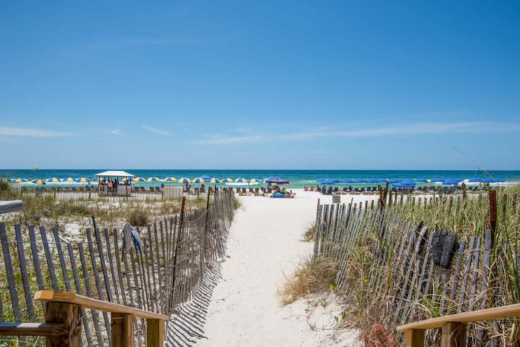 Sixth-floor oceanfront condo with spacious balcony, WiFi, shared pool & hot tub