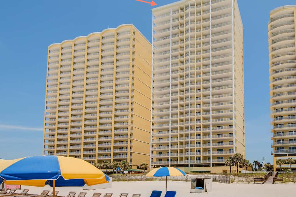 Sixth-floor oceanfront condo with spacious balcony, WiFi, shared pool & hot tub
