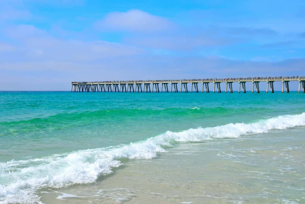 Sixth-floor oceanfront condo with spacious balcony, WiFi, shared pool & hot tub