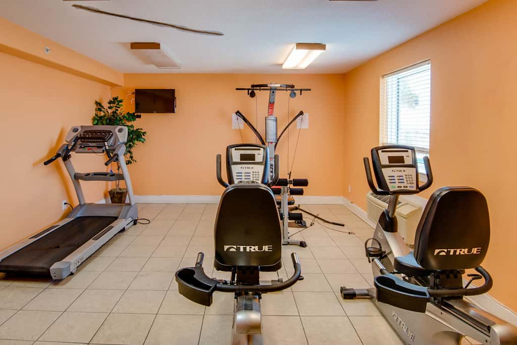 Sixth-floor oceanfront condo with spacious balcony, WiFi, shared pool & hot tub