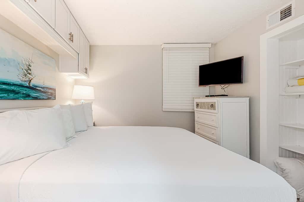 Gulf-front condo with amazing views, WiFi, central AC, pools, & fitness room