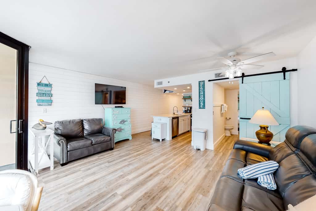 Beachfront condo with a private balcony, three pools, tennis, & picnic area
