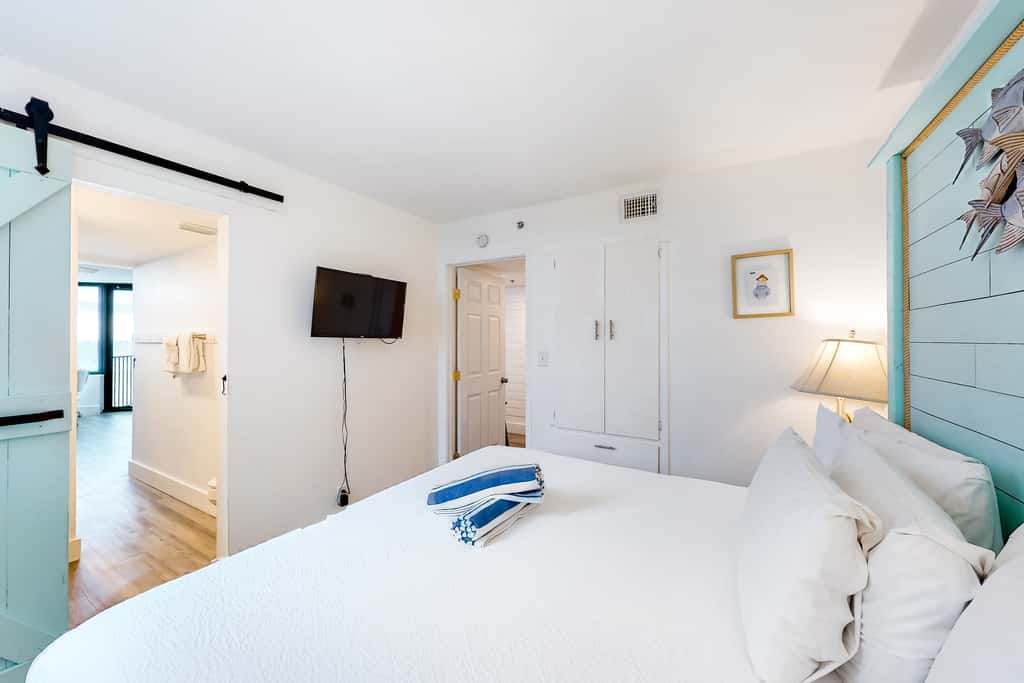 Beachfront condo with a private balcony, three pools, tennis, & picnic area