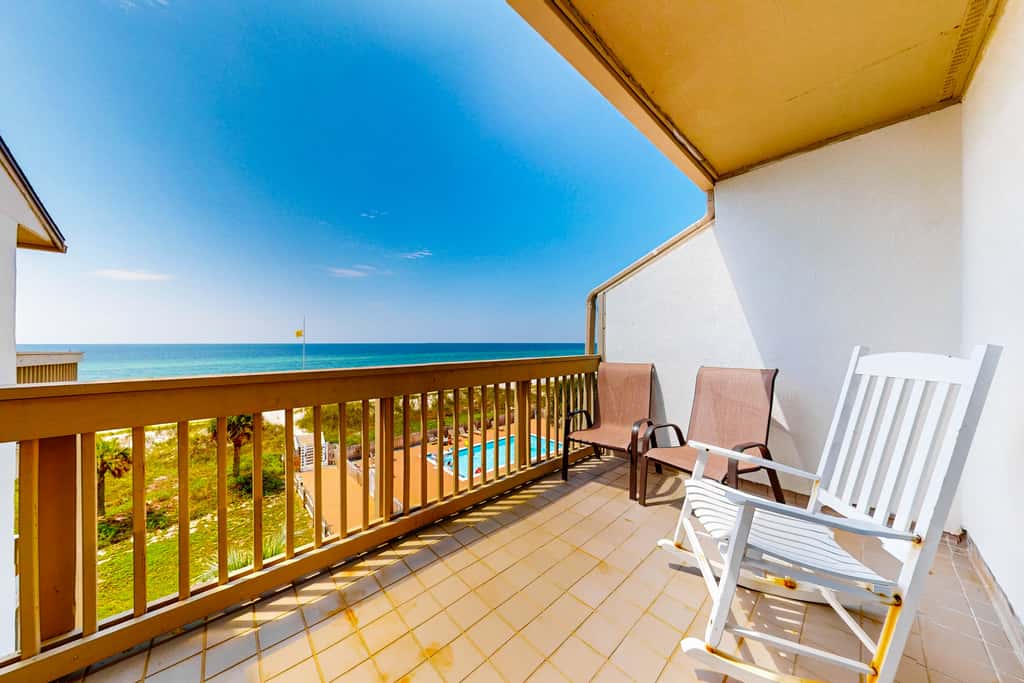 Gulf-facing getaway on the beach with balcony view & shared pool