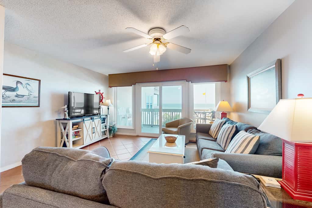 Gulf-facing getaway on the beach with balcony view & shared pool