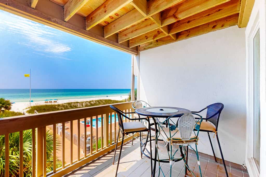 Gulf-facing getaway on the beach with balcony view & shared pool