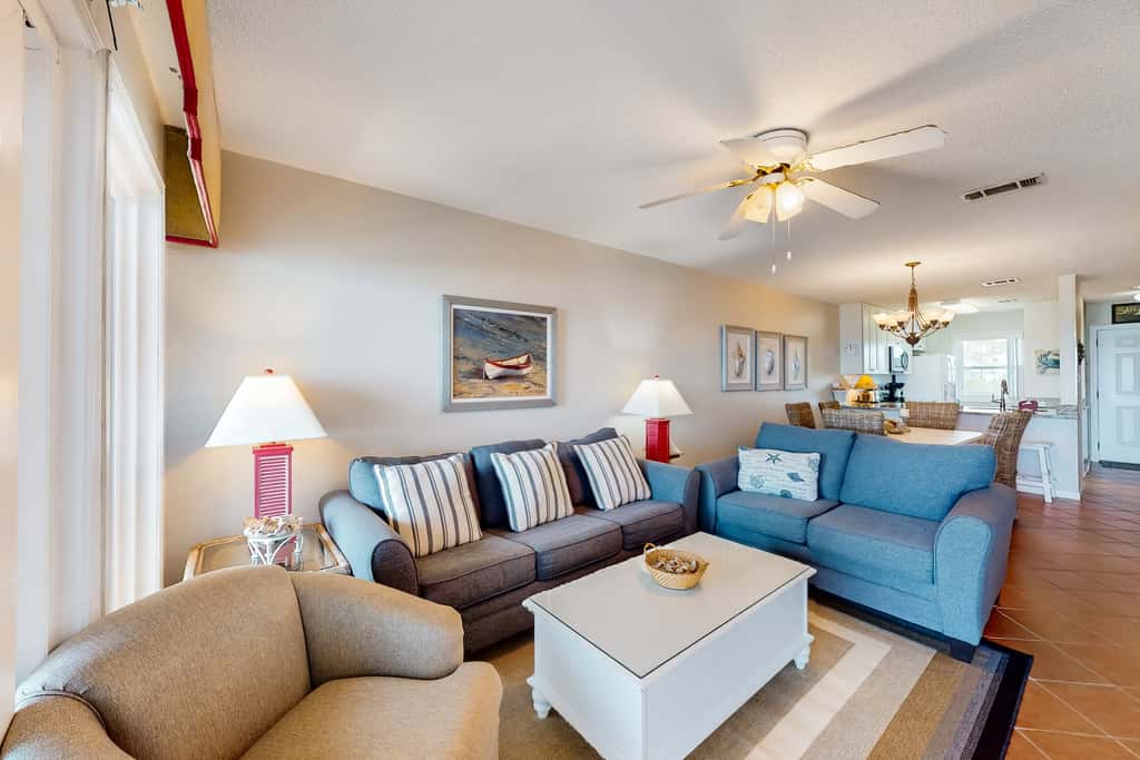 Gulf-facing getaway on the beach with balcony view & shared pool